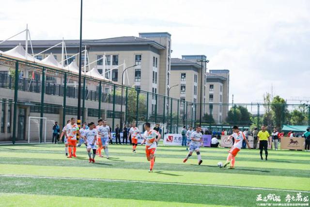 维尼修斯庆祝当选年度最佳球员 把World拼成word